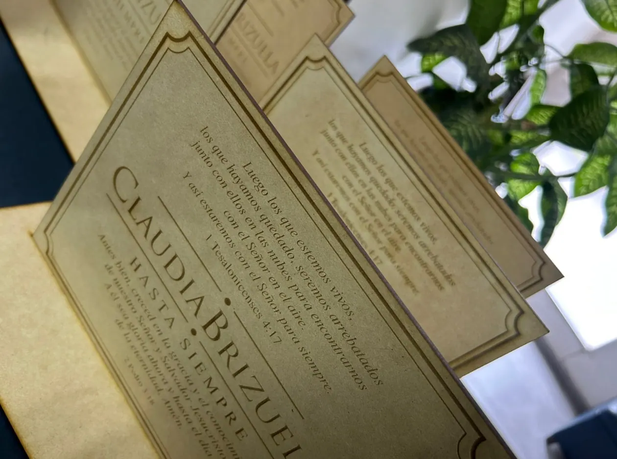 Placas de MDF con texto grabado, apoyadas una tras otra