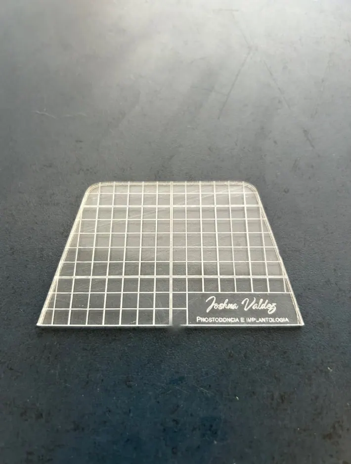 Bloque de acrílico transparente con una retícula grabada