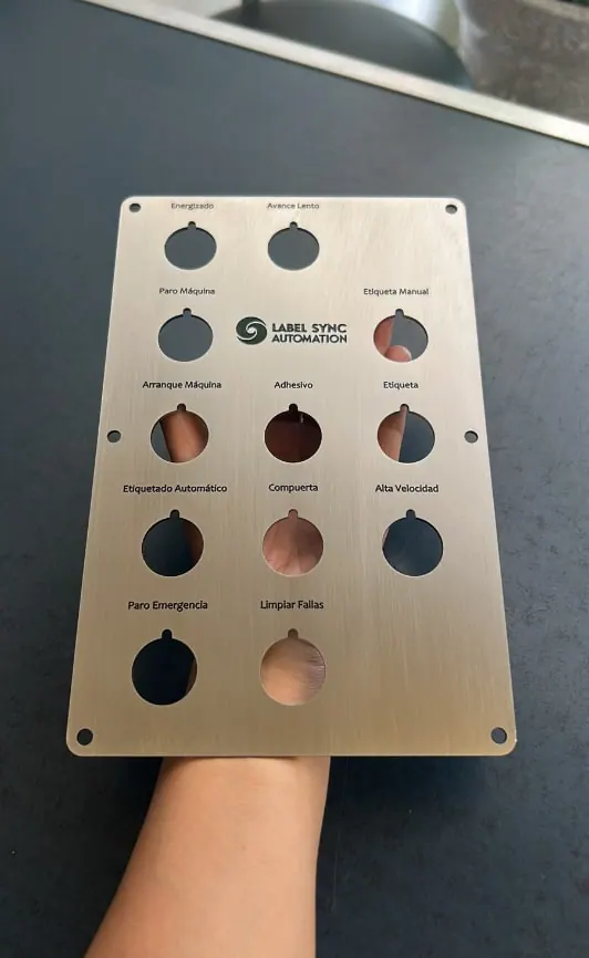 Panel de acero cepillado con perforaciones y leyendas de control grabadas