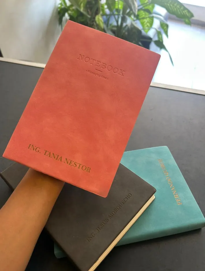 Libretas de vinipiel de colores con nombres grabados