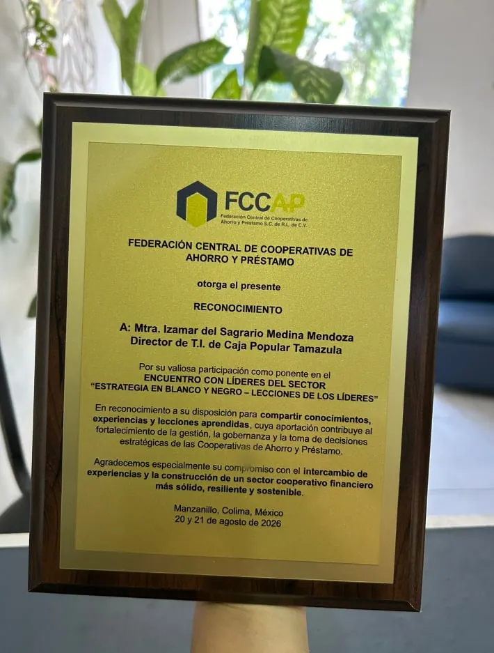 Placa de reconocimiento dorada sobre base de madera