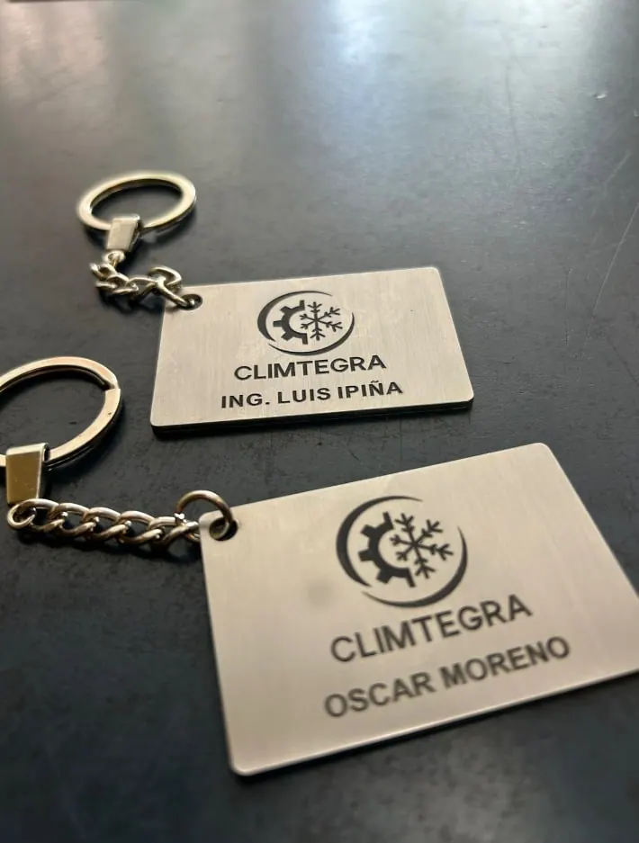 Llaveros de acero con logotipo y nombre grabados