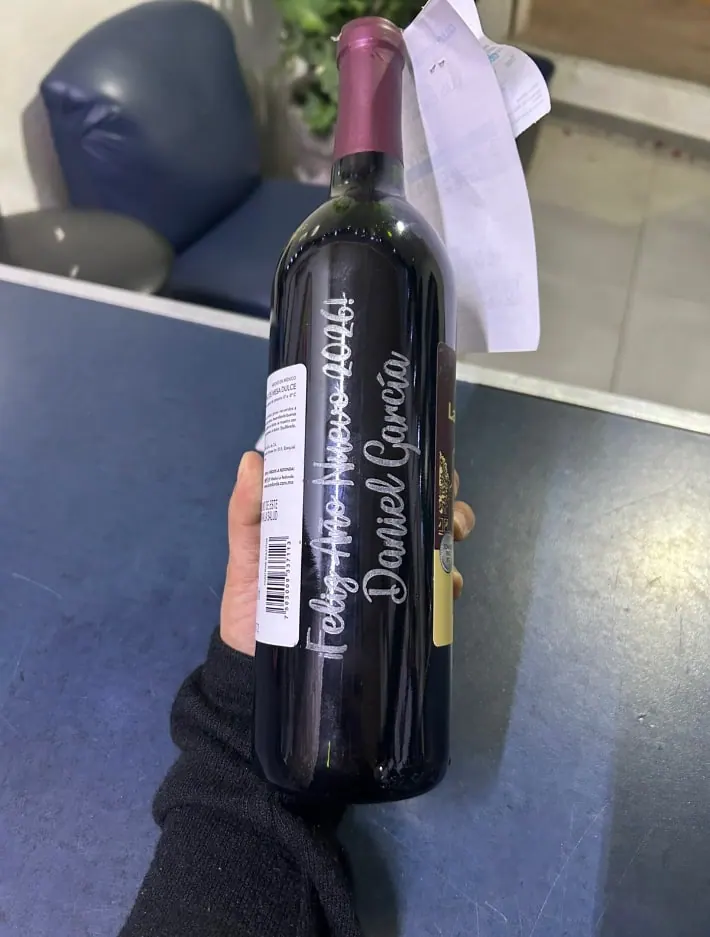 Botella de vino con una dedicatoria grabada