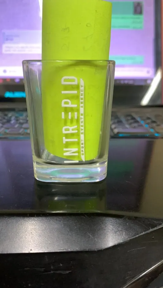 Vaso de vidrio con logotipo impreso en verde