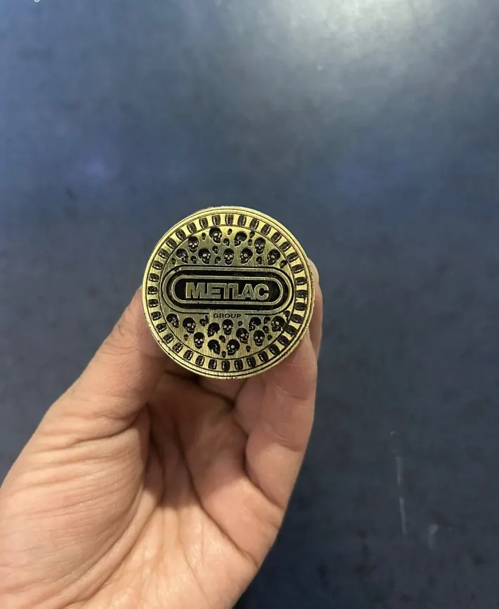 Medalla metálica con logotipo en relieve