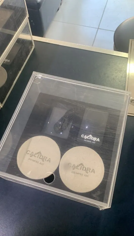 Caja de acrílico transparente con posavasos de piedra