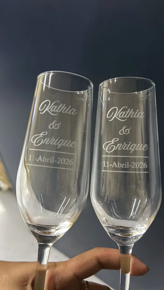 Copas de champaña con nombres grabados