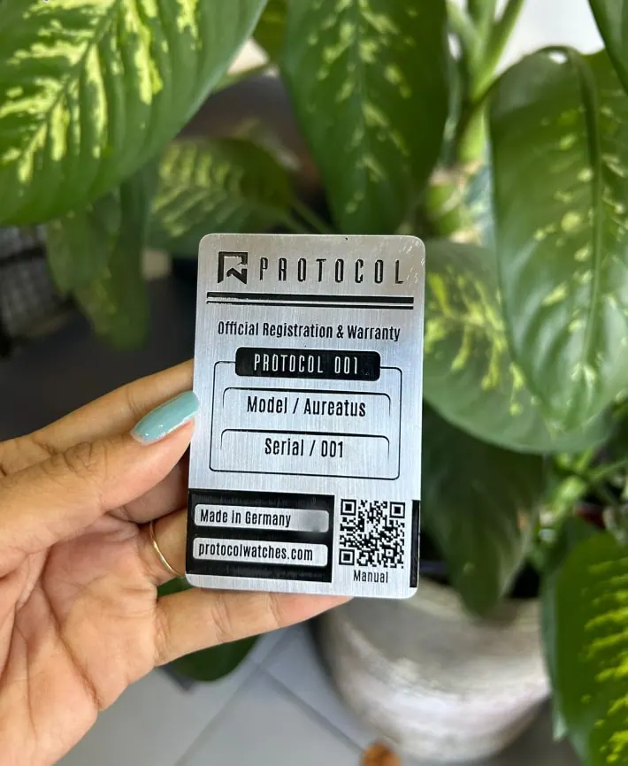 Tarjeta metálica de registro con código QR grabado