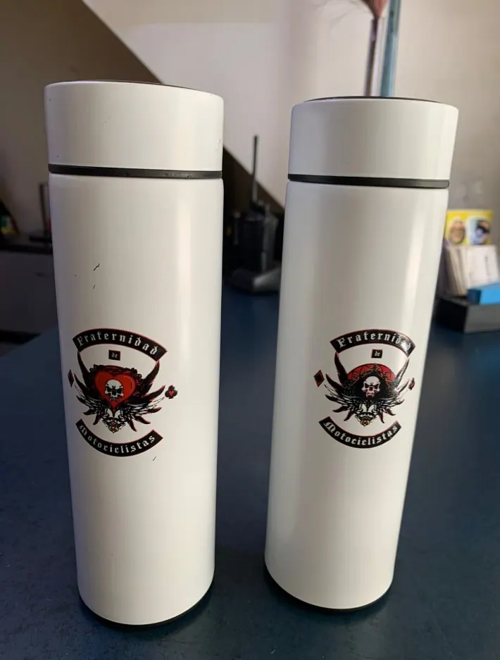 Termos blancos con un escudo impreso