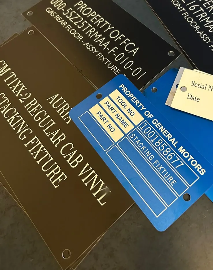 Etiquetas de propiedad de herramentales en aluminio negro y azul