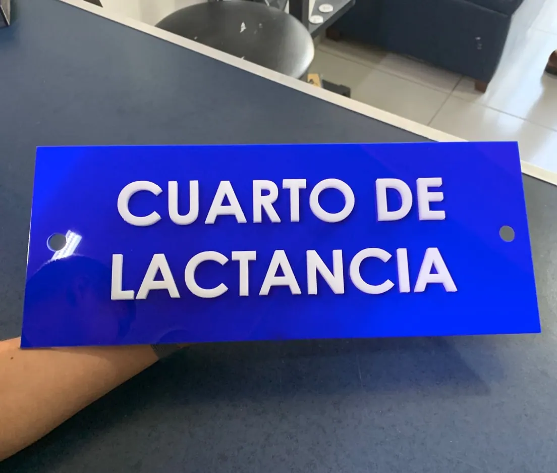 Señal de acrílico azul con letras blancas en relieve