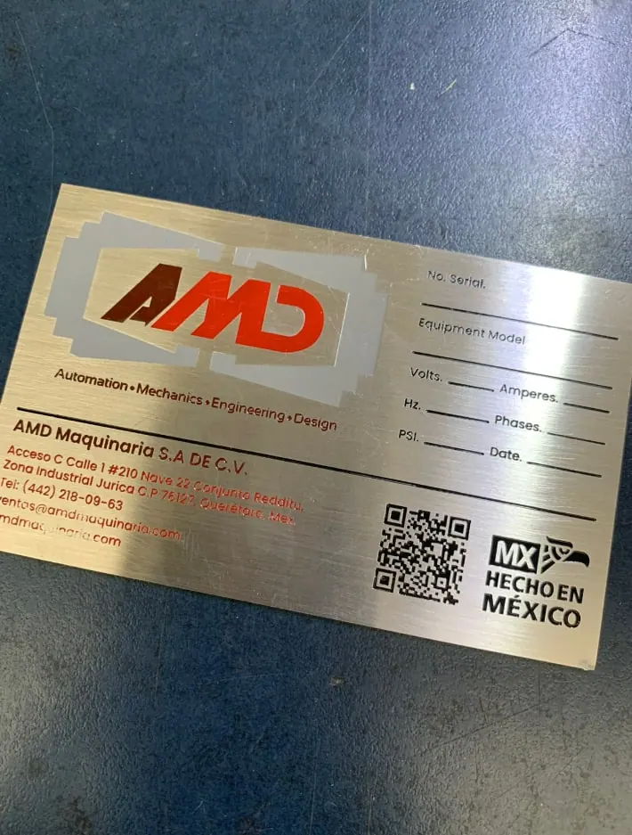 Placa de identificación de maquinaria en acero con código QR