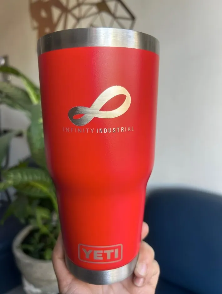 Termo rojo con logotipo grabado
