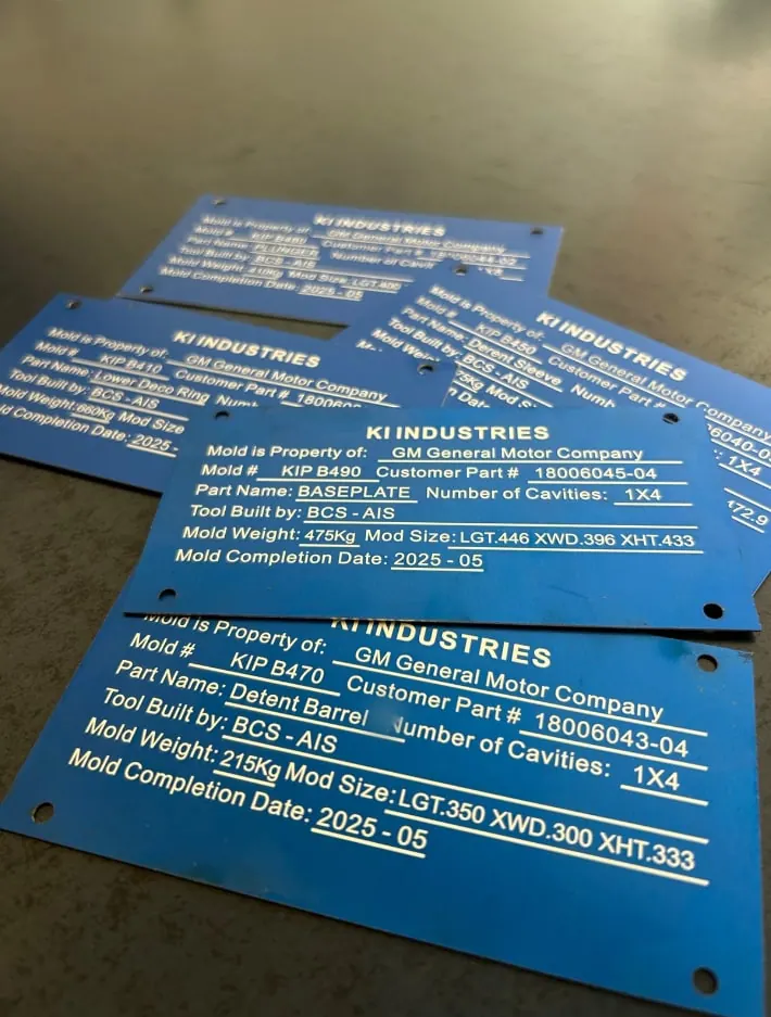 Placas azules de identificación de moldes con datos grabados