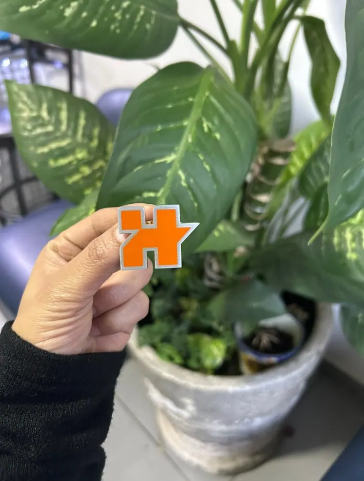 Pin naranja en forma de pieza de rompecabezas