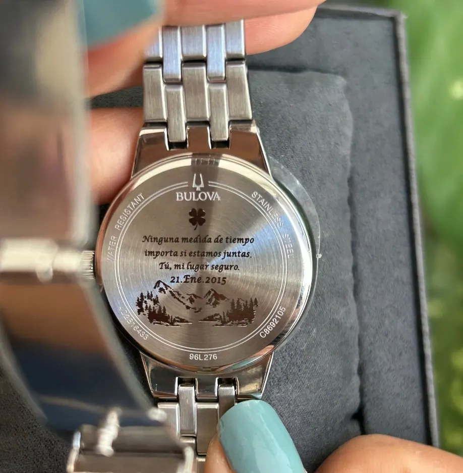 Reloj con una dedicatoria grabada en la tapa