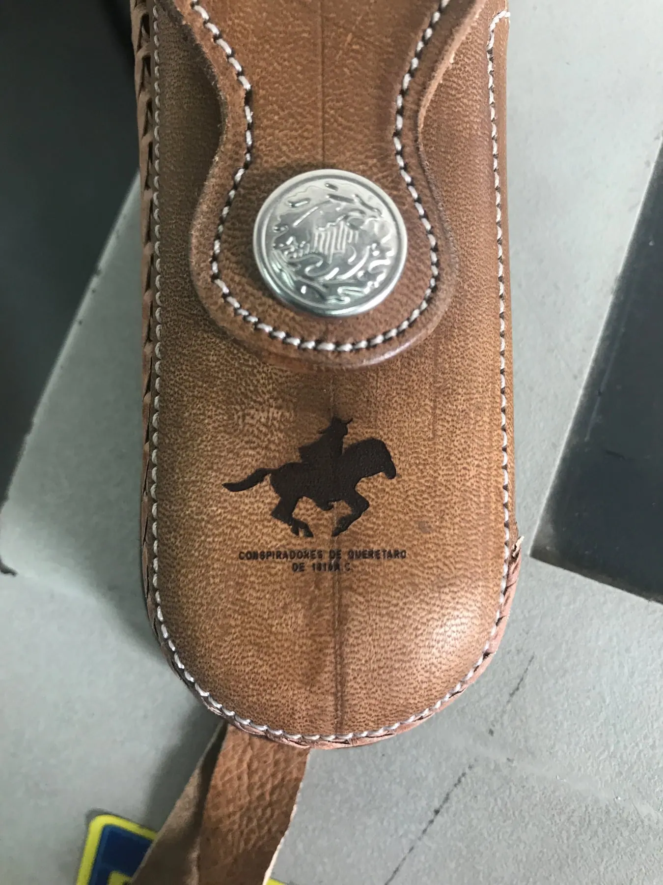 Funda de piel con un jinete grabado